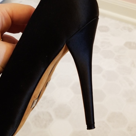 Badgley Mischka black stilettos w/ bow - Picture 4 of 7